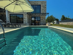 Piscina all'aperto, ombrelloni da piscina, lettini