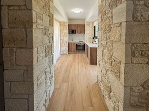 Minikøleskab, mikrobølgeovn, ovn, kogeplade