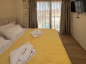 Laptop workspace, soundproofing, iron/ironing board, free WiFi