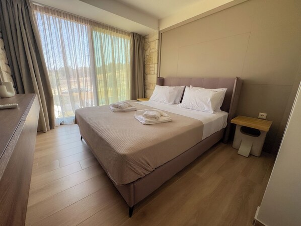 Laptop workspace, soundproofing, iron/ironing board, free WiFi