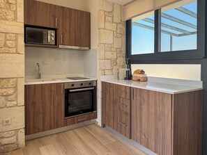 Mini-Kühlschrank, Mikrowelle, Ofen, Herdplatte