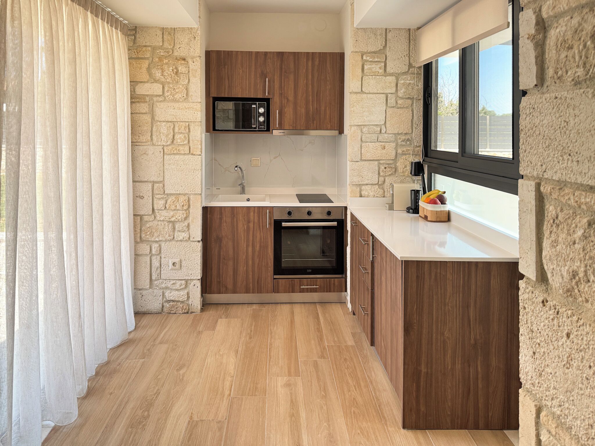 Frigorífico pequeño, microondas, horno y placa de cocina