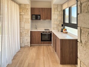 Frigorífico pequeño, microondas, horno y placa de cocina