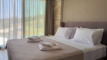 Laptop workspace, soundproofing, iron/ironing board, free WiFi