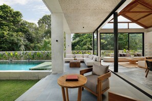 Villa Familiale, piscine privée, vue jardin | Coin séjour | Télévision LCD de 50 pouces avec chaînes par câble