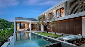 A modern house with a swimming pool, outdoor seating, and a well-maintained garden. - Uma Santai Villa Canggu by Nakula (Canggu)