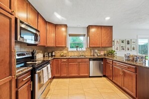Microwave, oven, stovetop, dishwasher - 3BD/2BA Residential Home-Galleria/China Town/CityCtr/NRG/Bellaire/Med Ctr (Houston)