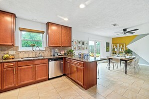 Mikrowelle, Ofen, Herdplatte, Geschirrspüler