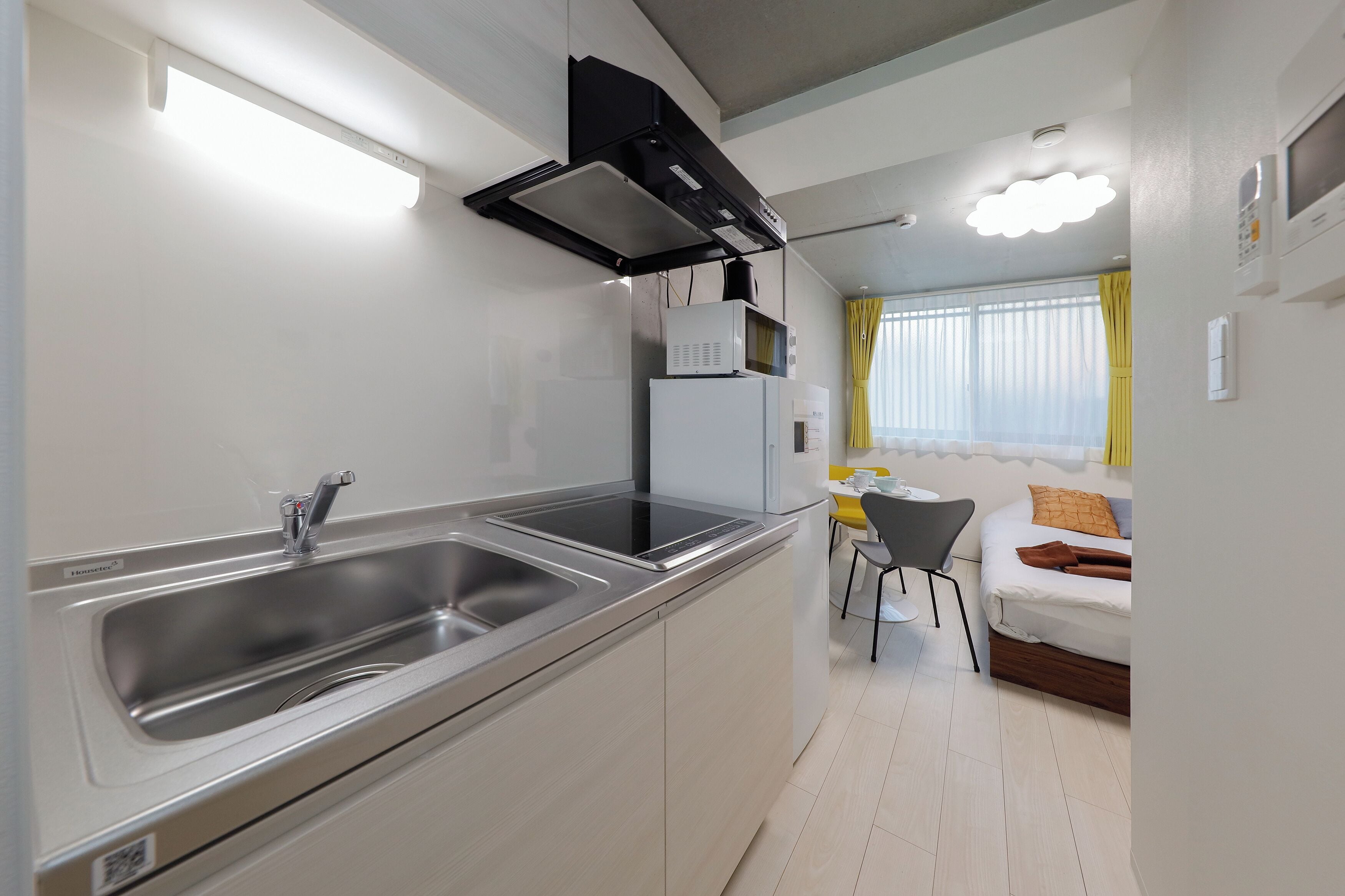 Kühlschrank, Mikrowelle, Herdplatte, Kochgeschirr/Geschirr/Besteck