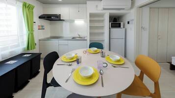 Apartment, Non Smoking (402) | Living area