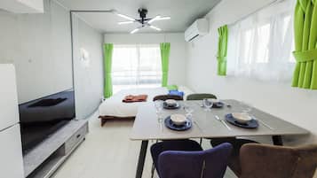Apartment, Non Smoking (403) | Living area
