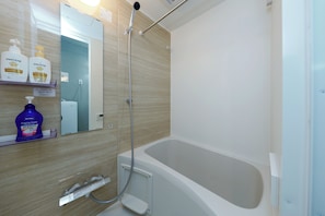 Appartement, non-fumeur (403) | Salle de bain | Séchoir à cheveux, pantoufles, serviettes fournies, shampooing