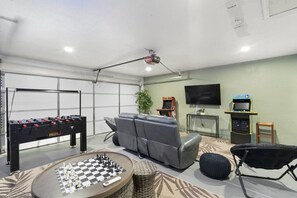 Game room - Cold AC  Pool 3BR 2BA Near DT Gilbert (Gilbert)