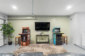 Game room - Cold AC  Pool 3BR 2BA Near DT Gilbert (Gilbert)