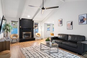 Smart TV, fireplace, video games - Cold AC  Pool 3BR 2BA Near DT Gilbert (Gilbert)