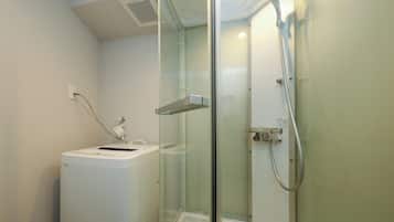 Apartamento, no fumadores (201) | Baño | Ducha, artículos de higiene personal gratuitos y secador de pelo