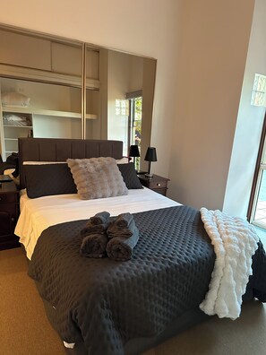 6 bedrooms, in-room safe, iron/ironing board, travel crib