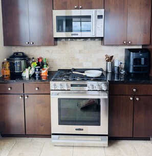 Microwave, oven, dishwasher - Cozy 1-bedroom apartment in charming Bellevue with WiFi (Bellevue)