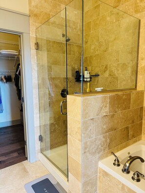 Hair dryer, soap, toilet paper - Cozy 1-bedroom apartment in charming Bellevue with WiFi (Bellevue)