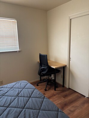 2 slaapkamers, een strijkplank/strijkijzer, wifi, beddengoed