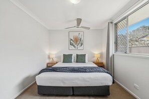 Tabla de planchar con plancha y ropa de cama