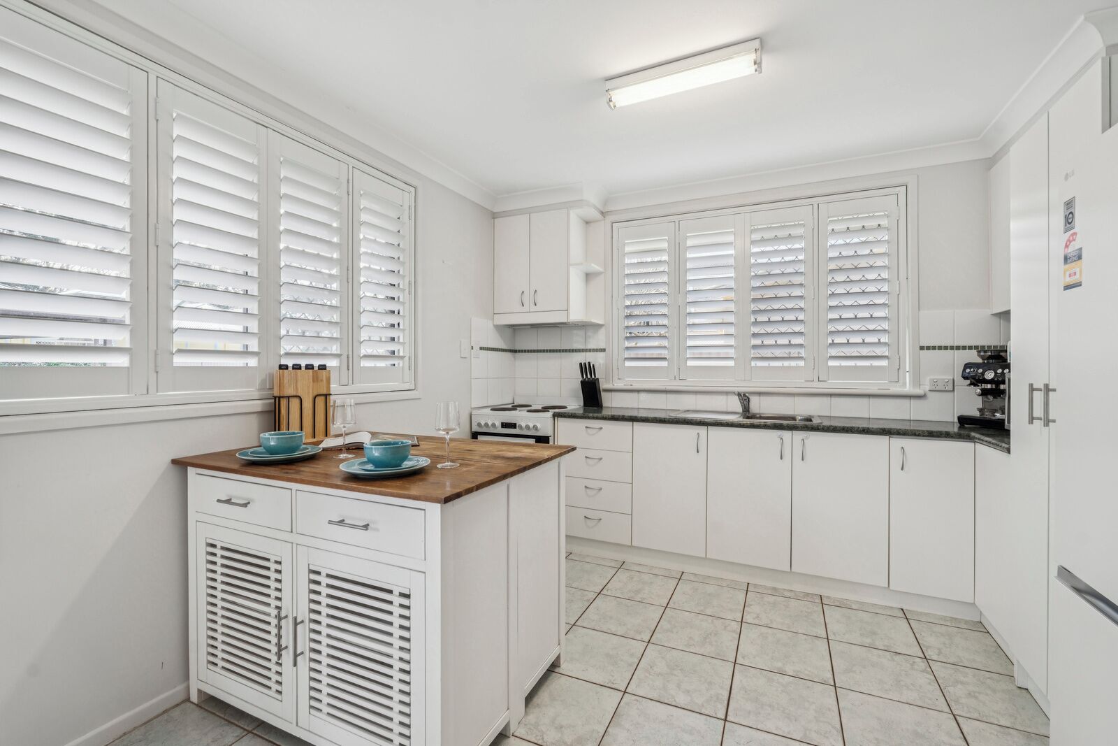 Køleskab, mikrobølgeovn, ovn, kogeplade