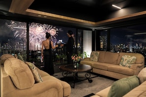 ์ผ์ด๋ธ ์ฑ๋ ์์ฒญ์ด ๊ฐ๋ฅํ 45์ธ์น ํ๋ฉด TV