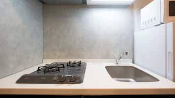 Kjøleskap, mikrobølgeovn, kokeplater og vannkoker