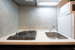 Fridge, microwave, stovetop, electric kettle - Bellie Sangenjaya by Tranova (Tokyo)