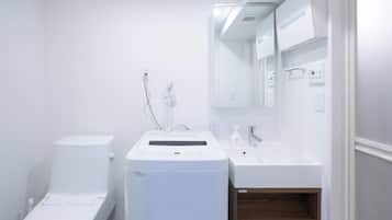 Combined shower/bathtub, free toiletries, hair dryer, slippers