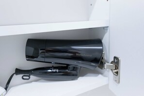 Combined shower/bathtub, free toiletries, hair dryer, slippers - Bellie Sangenjaya by Tranova (Tokyo)