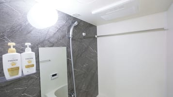Ensemble douche/baignoire, articles de toilette gratuits, sèche-cheveux