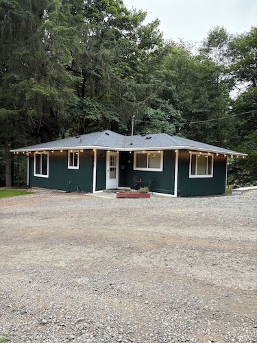 House in Seaside- Elsie’s Humble Haven   Creekside view