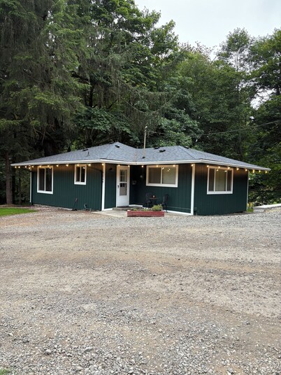 House in Seaside- Elsie’s Humble Haven   Creekside view