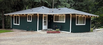 House in Seaside- Elsie’s Humble Haven Creekside view