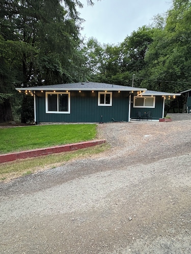House in Seaside- Elsieās Humble Haven Creekside view