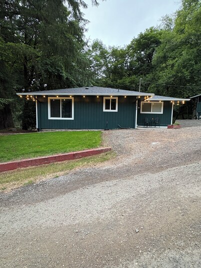 House in Seaside- Elsie’s Humble Haven   Creekside view