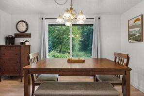 Dining - House in Seaside- Elsie’s Humble Haven   Creekside view (Seaside)