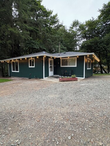House in Seaside- Elsie’s Humble Haven   Creekside view