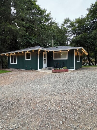 House in Seaside- Elsie’s Humble Haven   Creekside view