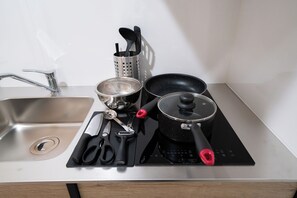 อพาร์ทเมนท์, ปลอดบุหรี่ (A(2p)) | ครัวส่วนตัว | ตู้เย็น, ไมโครเวฟ, เตาประกอบอาหาร, เครื่องครัว/จาน/ช้อนส้อม