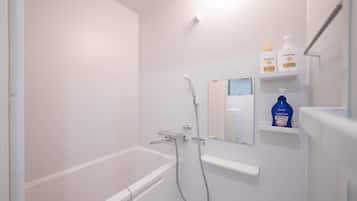 Appartement, non-fumeur (B(6p)) | Salle de bain | Séchoir à cheveux, pantoufles, serviettes fournies, shampooing