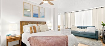 Charming Riverwalk Retreat – Spacious Downtown Condo