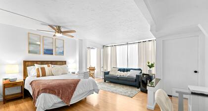 Charming Riverwalk Retreat – Spacious Downtown Condo