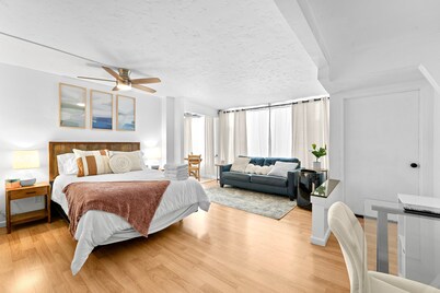 Charming Riverwalk Retreat – Spacious Downtown Condo