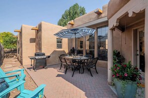 Outdoor dining - Colores - Colorful Railyard Retreat (Santa Fe)