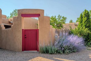 Exterior - Colores - Colorful Railyard Retreat (Santa Fe)
