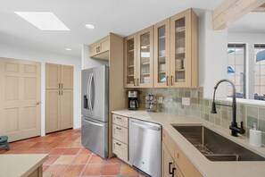 Fridge, oven, dishwasher, coffee/tea maker