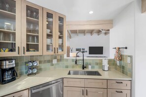 Kühlschrank, Ofen, Geschirrspüler, Wasserkocher mit Kaffee-/Teezubehör