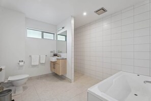 Een douche, een haardroger, handdoeken